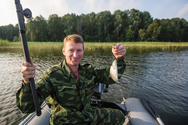 Visser Camouflage Een Rubberboot Het Meer — Stockfoto