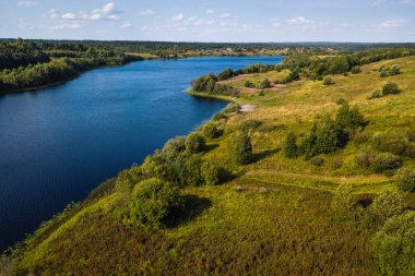 Kuş bakışı Vepsia, Karelya ve Leningrad oblast, Rusya ile sınır Oyat nehir ve yeşil alanların.