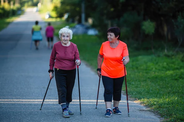 Een Oudere Vrouwen Houdt Zich Bezig Met Nordic Walking Met — Stockfoto