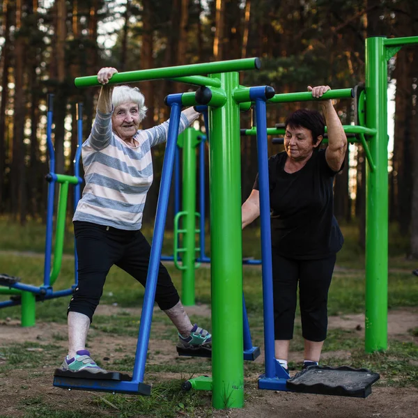 Elderly Woman Sports Simulator Park Adult Women Help Her Exercises — Stock Photo, Image