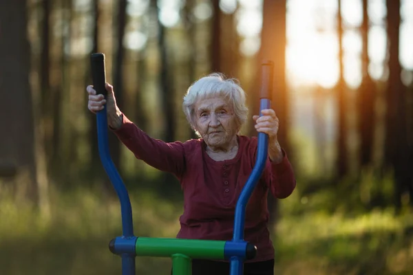 Oudere Vrouw Doet Oefeningen Speelplaats Het Park — Stockfoto