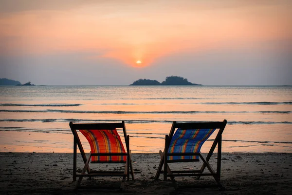 晚上在海边沙滩上的太阳躺椅 — 图库照片