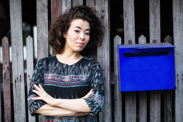 Jong Gemengd Ras Vrouw Straat Buurt Van Het Houten Hek — Stockfoto