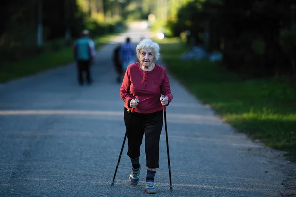 Een Oudere Vrouw Die Bezig Met Nordic Walking Met Stokken — Stockfoto