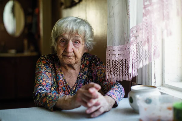 Portrait Une Femme Âgée Assise Une Table Dans Cuisine Maison — Photo