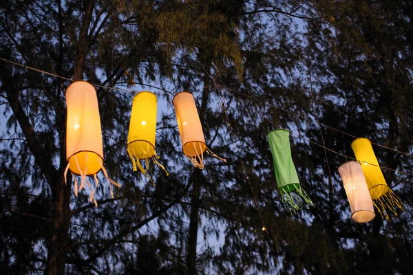 Китайские Фонари Вешаются Деревьях Ночью — стоковое фото