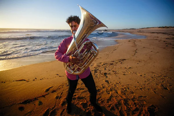 Muzyk Grający Tuba Wybrzeżu Oceanu — Zdjęcie stockowe