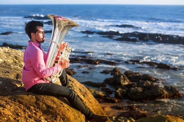 Musiker Spielt Tuba Der Küste Des Ozeans — Stockfoto