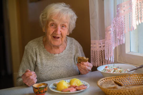 Een Oudere Dame Heeft Diner Aan Tafel Thuis — Stockfoto