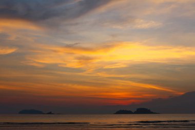 Denizin üzerinde alacakaranlık gökyüzü.