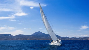 Denize yakın Yunan sahillerinde üzerinde yelken sailfish.