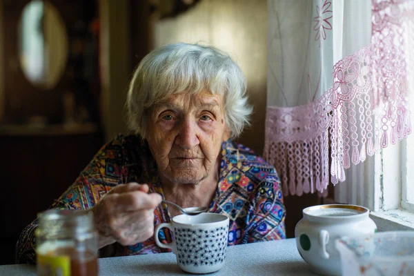 Una Anciana Que Tristemente Bebe Sentada Mesa — Foto de Stock