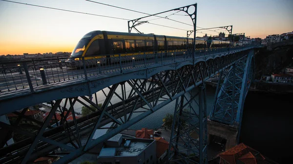 Widok Luis Iron Bridge Pociągu Nad Rzeką Douro Zmierzchu Porto — Zdjęcie stockowe