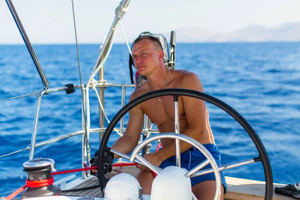 Schipper Van Een Man Loopt Een Zeiljacht Open Zee — Stockfoto