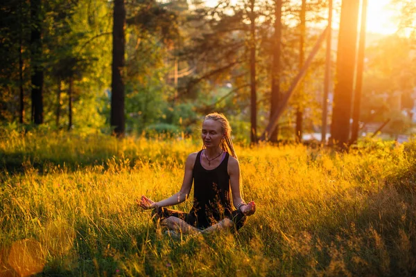 緑の森の絵のような空き地で瞑想ヨガ女性 — ストック写真