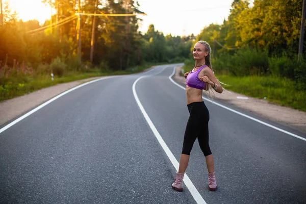 Young Woman Warms Jogging Road — Stock Photo, Image