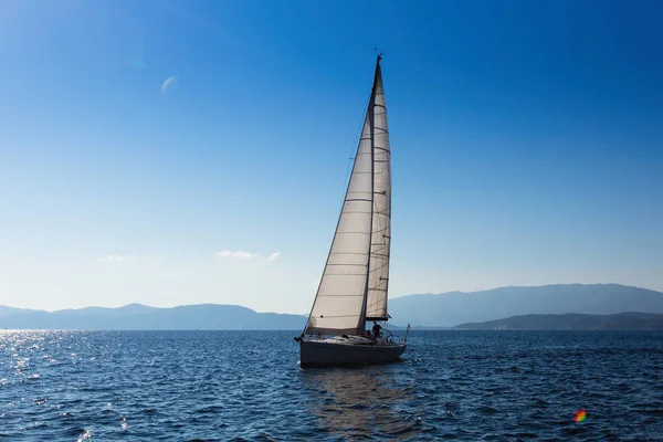 Zeiljacht Met Witte Zeilen Zee Buurt Van Kust Van Griekenland — Stockfoto