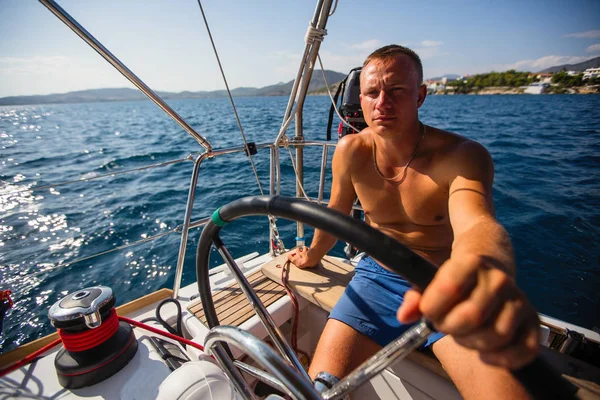 Man Schipper Loopt Een Zeiljacht Open Zee — Stockfoto