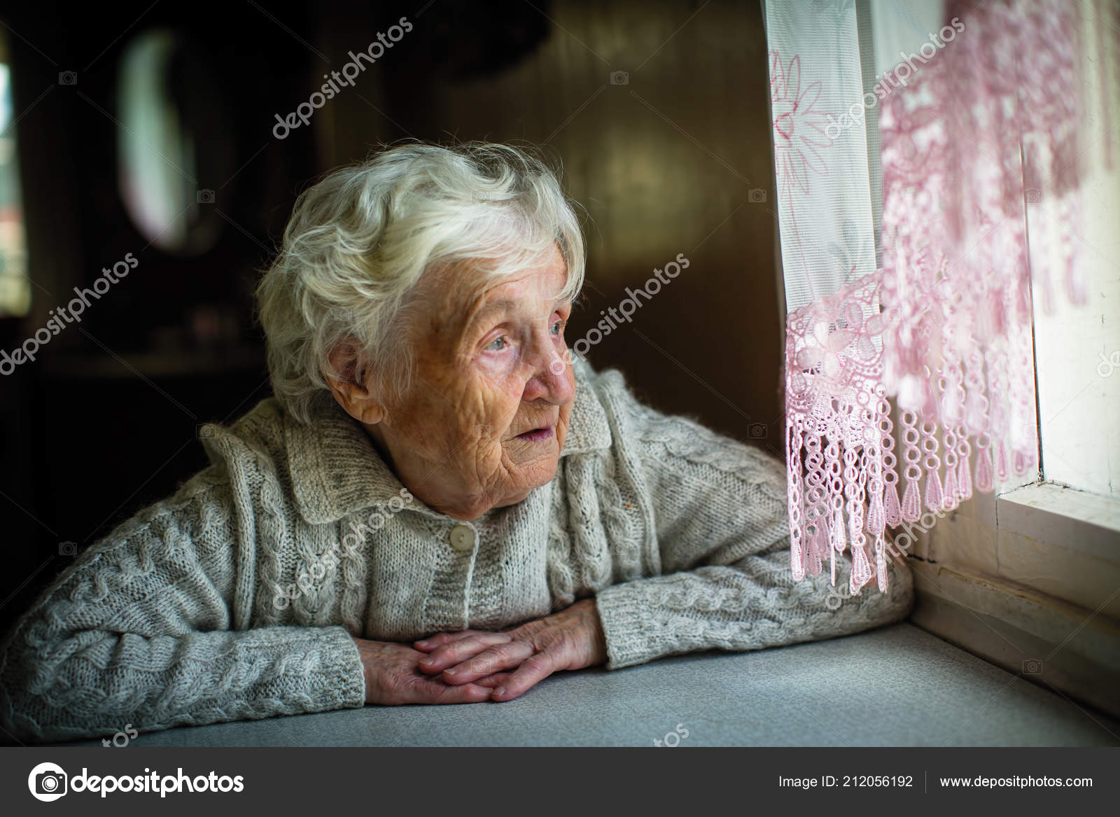 Автоматизация звуков ш бабушки в шкафу. Бабушка и ее шкаф. Старушка в доме. Бабушка и ее шкаф. Бабушка и ее шкаф.