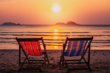 Akşam deniz Sahilde şezlong.