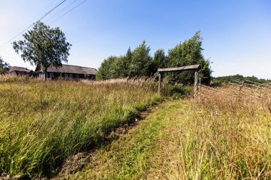 Evler, çayır ve çit köyü.