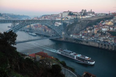Douro nehir ve Dom Luis şafaktan önce Porto, Portekiz köprü görünümü.