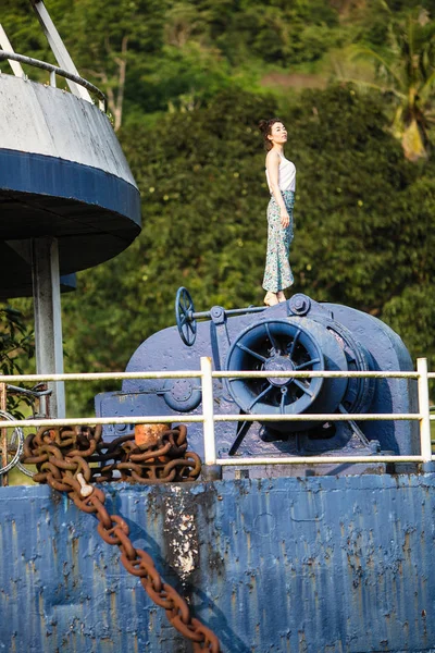 Joven Mujer Raza Mixta Posando Barco Abandonado — Foto de Stock