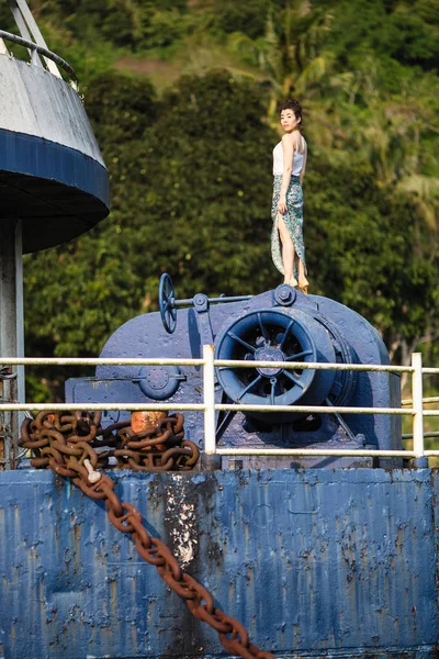 Joven Mujer Raza Mixta Posando Barco Abandonado — Foto de Stock