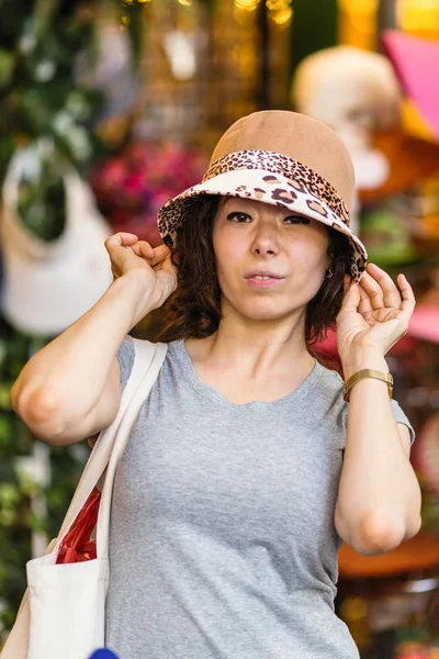 Mujer Joven Raza Mixta Tienda Sombreros — Foto de Stock