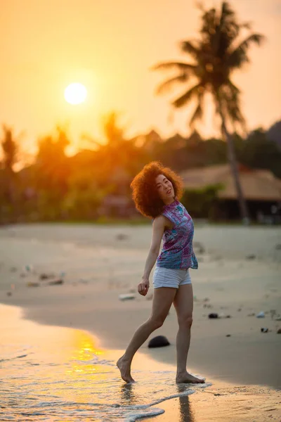 Mujer Joven Raza Mixta Una Playa Tropical Durante Increíble Atardecer —  Fotos de Stock