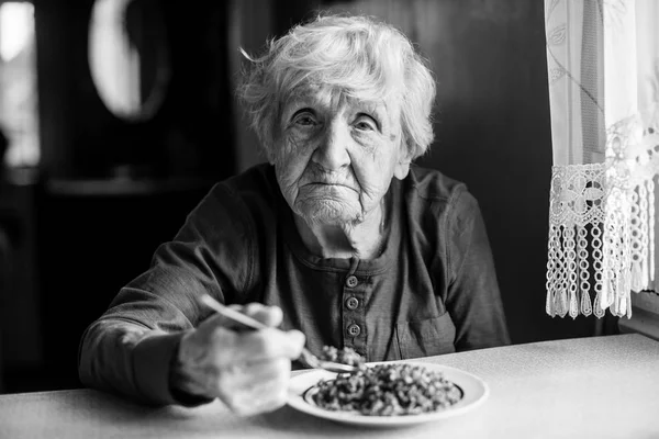 Une Femme Âgée Mange Assise Table Photo Noir Blanc — Photo