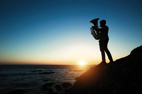 Sylwetka Gry Muzyk Tuba Wybrzeżu Oceanu Zachodzie Słońca — Zdjęcie stockowe