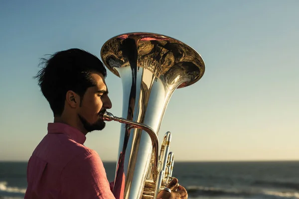 Músico Juega Tuba Orilla Romántica Del Mar —  Fotos de Stock