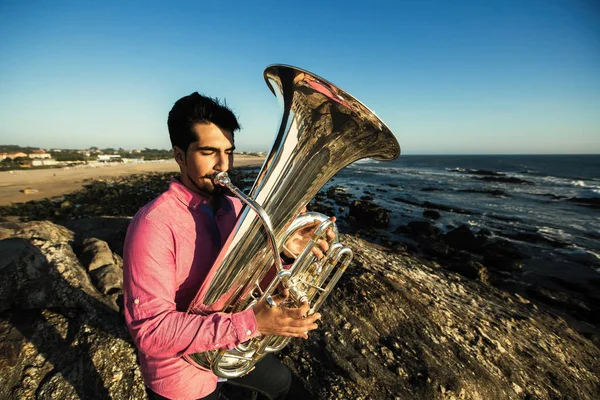 Музыкант Играет Тубе Романтическом Берегу Моря — стоковое фото