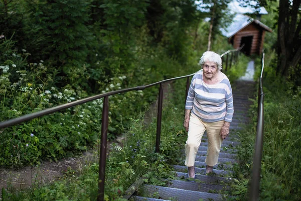 Porträt Einer Älteren Frau Park — Stockfoto