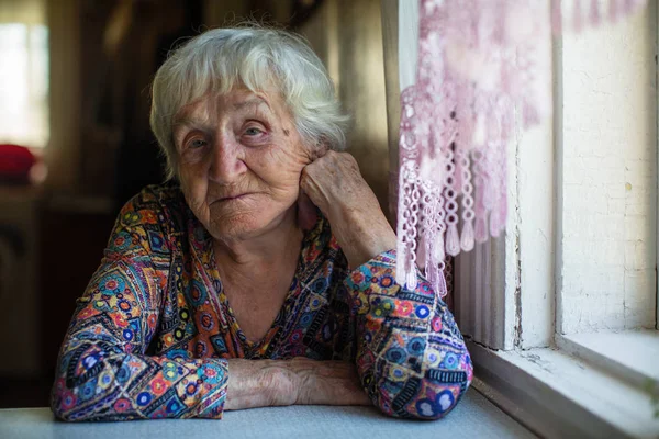 Retrato Uma Mulher Idosa Sentada Uma Mesa Casa — Fotografia de Stock