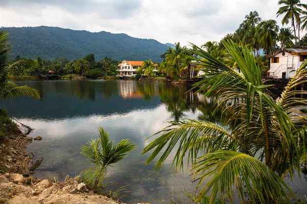 Lago Nei Subtropici Con Case Sullo Sfondo — Foto Stock