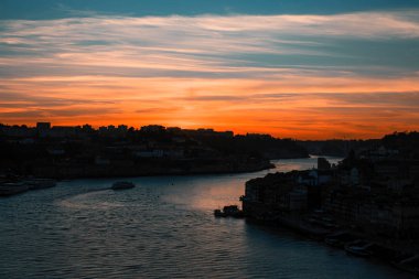 Güzel alacakaranlık Douro Nehri, Porto, Portekiz.