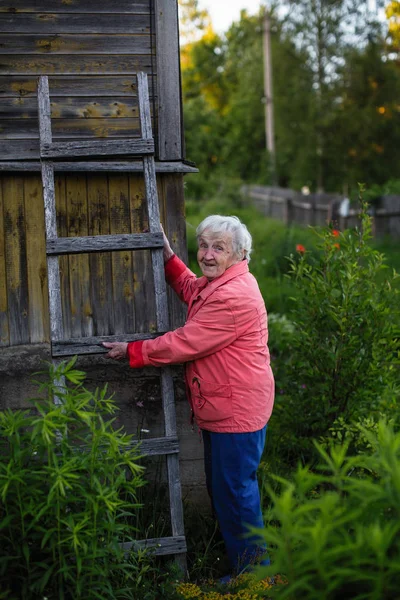 Une Femme Âgée Tient Près Maison Village Tenant Escalier Bois — Photo