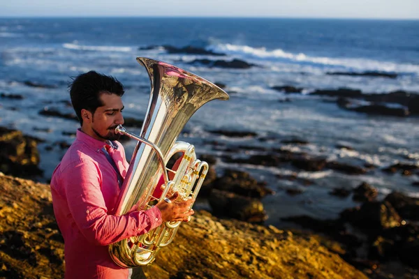 Musicus Tuba Spelen Oceaan Kust — Stockfoto