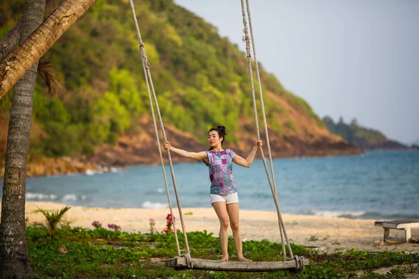 Mujer Raza Mixta Balanceándose Columpio Madera Una Playa Tropical Junto —  Fotos de Stock