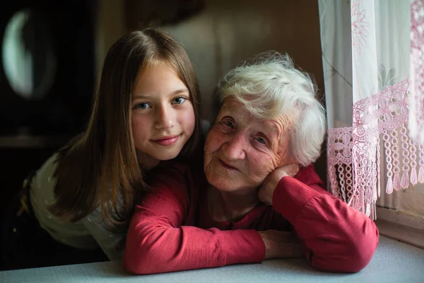 Ένα Μικρό Κορίτσι Και Της Γιαγιάς Πορτρέτο — Φωτογραφία Αρχείου