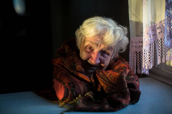 Retrato Uma Senhora Idosa Sentada Escuro Casa — Fotografia de Stock