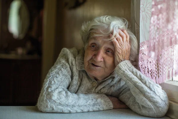 Gri Saçlı Yaşlı Büyükanne Dikey — Stok fotoğraf