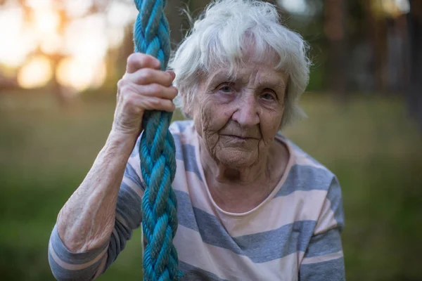 Porträt Einer Älteren Frau Auf Dem Straßensportplatz — Stockfoto