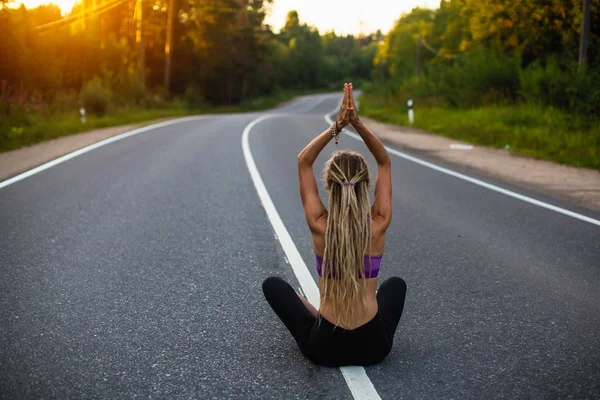 瑜伽女人坐在路上沉思 — 图库照片