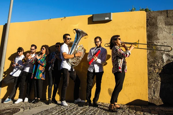 Banda Jazz Grupo Músicos Toca Música Calle Cerca Pared Amarilla —  Fotos de Stock