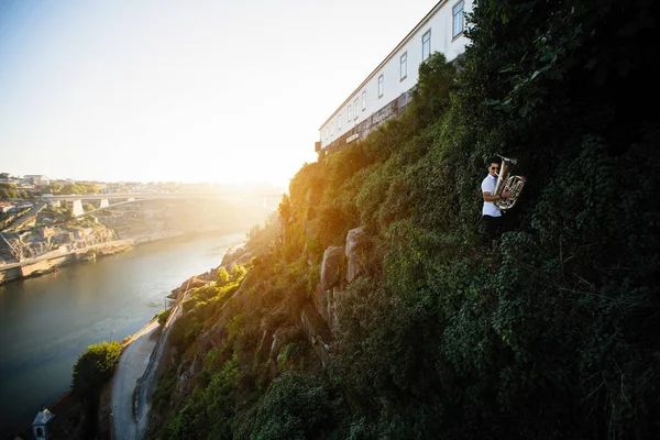 Homme Musicien Jouer Musique Sur Tuba Face Rivière Douro Centre — Photo