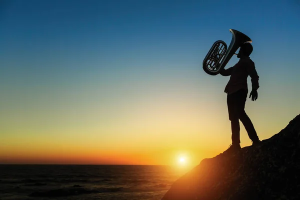 Silhueta Músico Tocar Tuba Costa Mar Pôr Sol — Fotografia de Stock