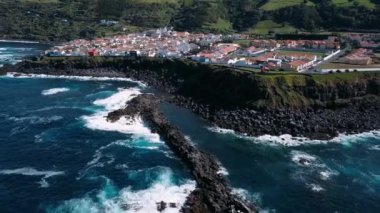 San Miguel Adası, Azores, Portekiz 'in kayalıklarındaki okyanus sörfünün en üst görüntüsü..
